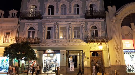 Typical late 19th/early 20th century building on Agmashenebeli Ave.