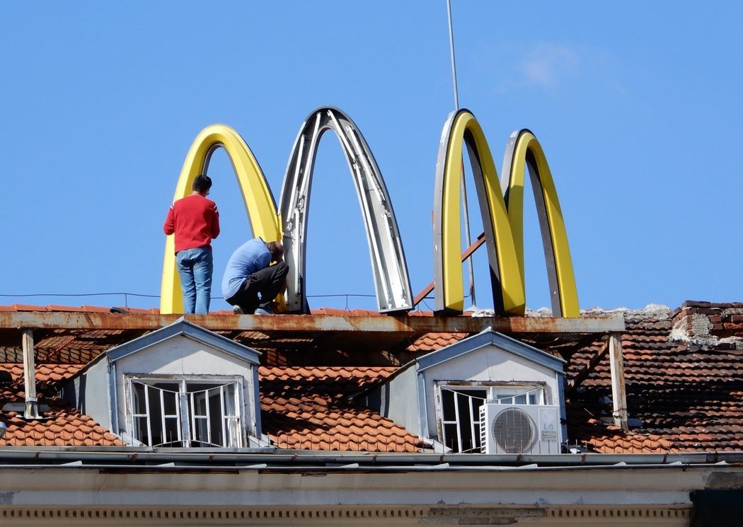 Fixing the famous McDonalds Arches at the roof of a building opposite the TSUM.