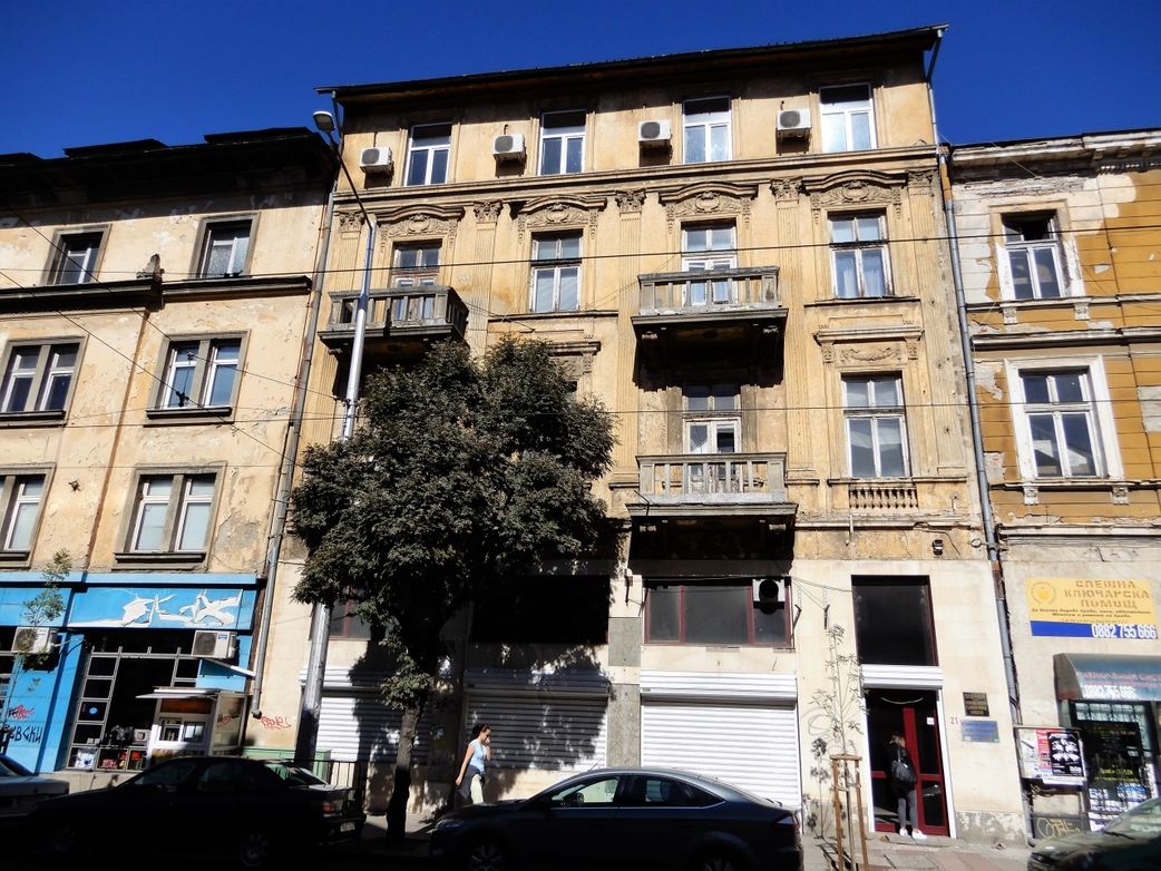 Houses at Ekzarh Yosif, just opposite the Synagogue.