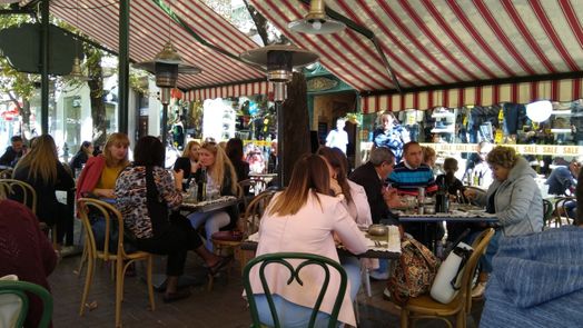 People enjoying dinner at Shtastliveca” restaurant.