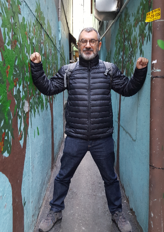 The alley is so narrow that you cannot stretch yourself.
