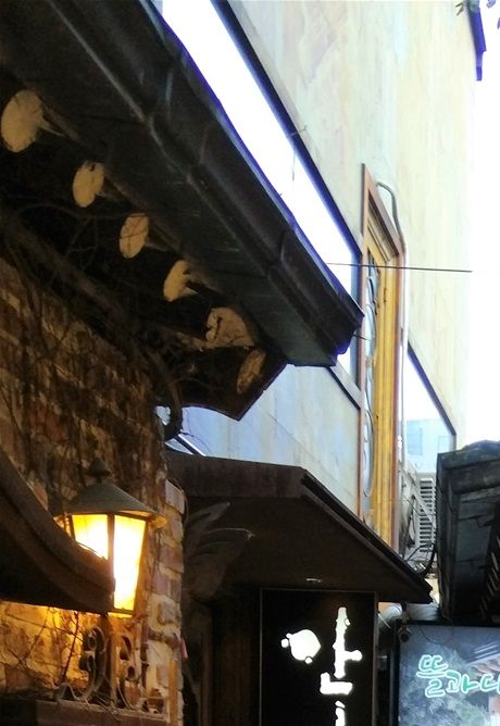 One of the many Tea rooms in Insadog street.