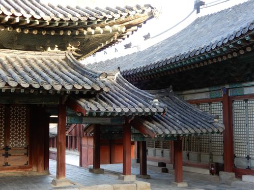 If you look at Myeongjeongjeon and Munjeongjeon, the combination of the high and low roofs offers a beautiful view.