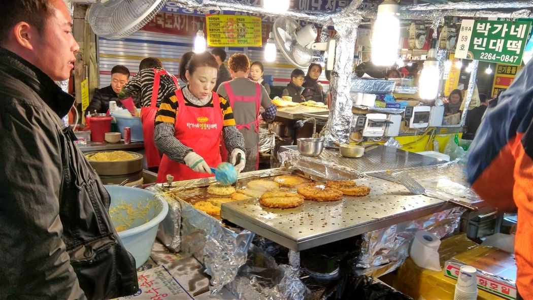 Bindaetteok food stall.