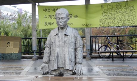 Chun Tae-il statue on the bridge named after him.