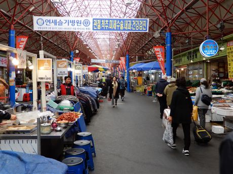 The main arcade of Seoul Central market (Sindang-dong Jungang Market).