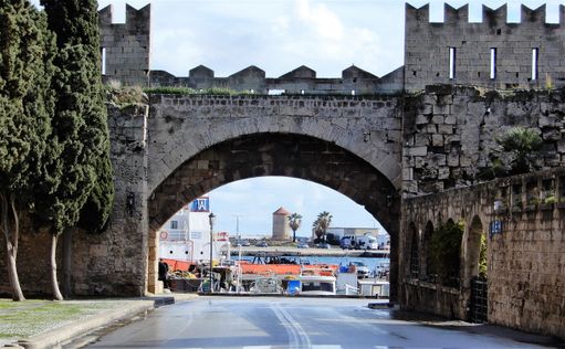 The Tarsana Gate (Arsenal Gate) and the “Kolona Harbor” just behind it.