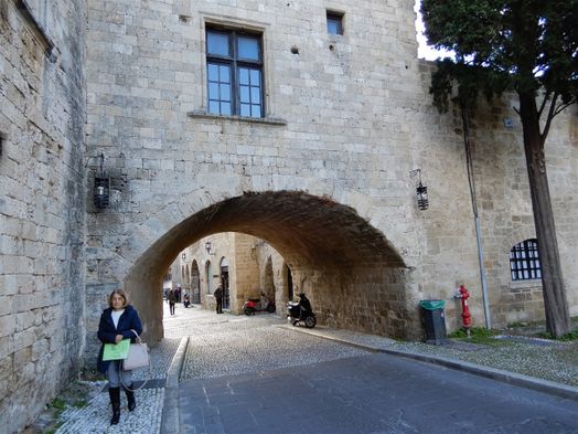 The underpass connecting “Argyrokastrou Square” and “Mousiou Square”.