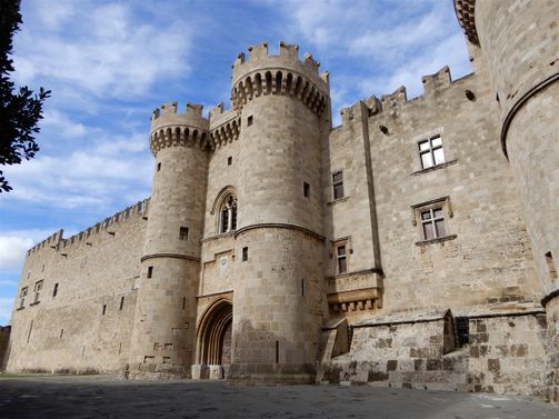 The main entrance of the Palace at the south facade, flanked by two imposing towers.