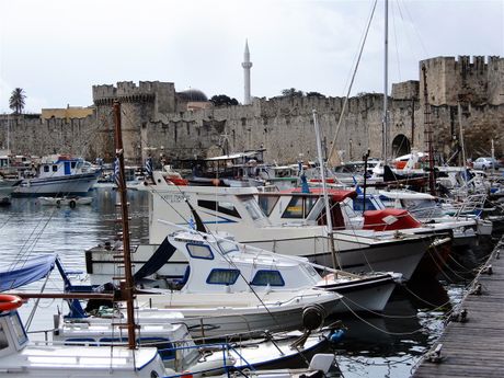 The Fishing harbor (Kolona).
