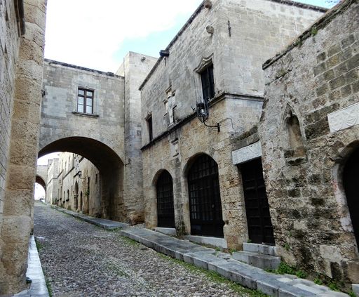 The “Auberge d’ Italie” (on the right) and the Spanish arch.