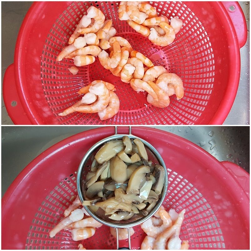 Preparation 2:  Water the canned mushrooms and the frozen prawns.