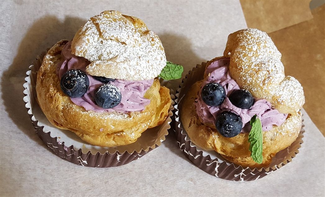 Blackcurrant cheesecake puffs.... just devine!