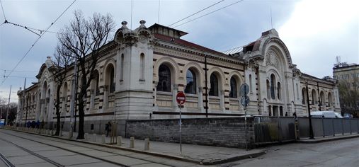 The back facade of the market, which faces the synagogue.