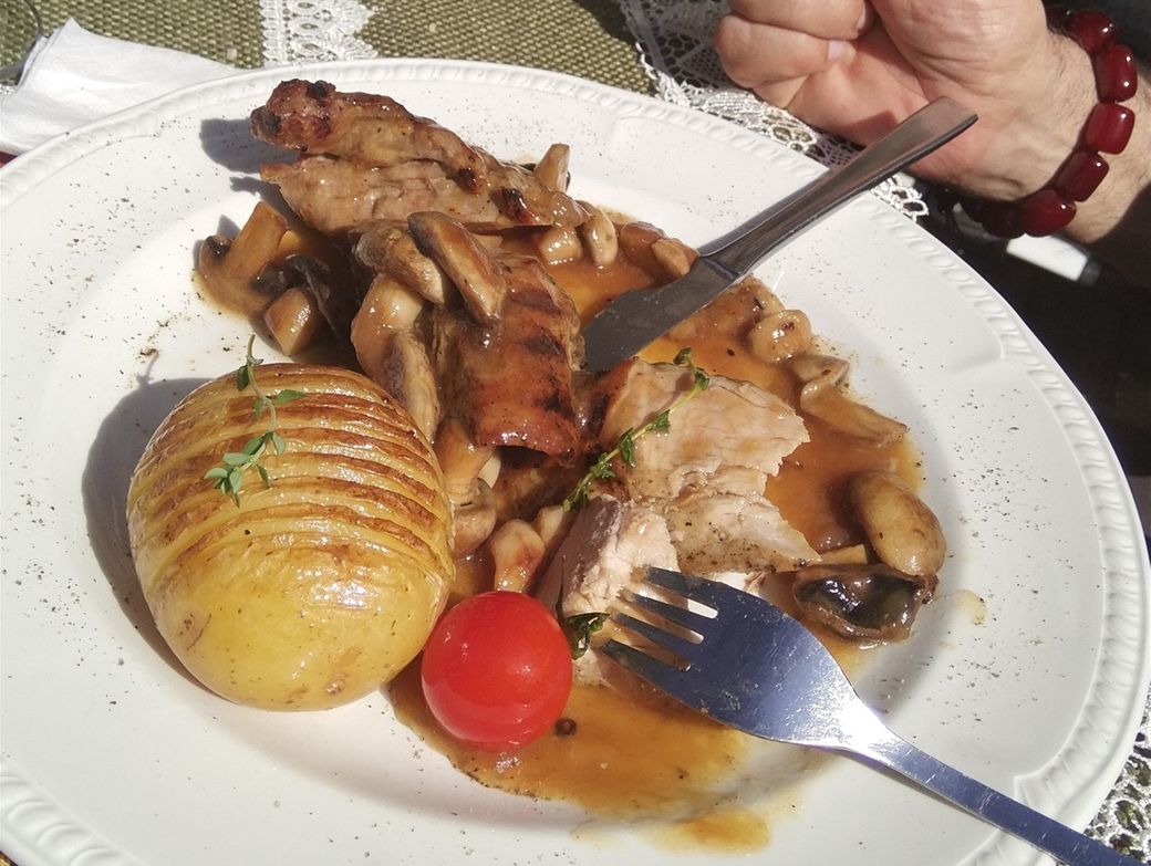 Pork fillet with porcini mushrooms at “Shtastliveca” restaurant.