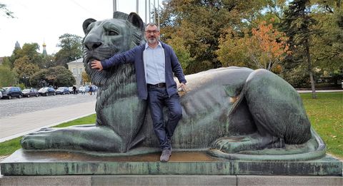 Kostas and the kitty cat at the Monument to the Unknown Soldier.