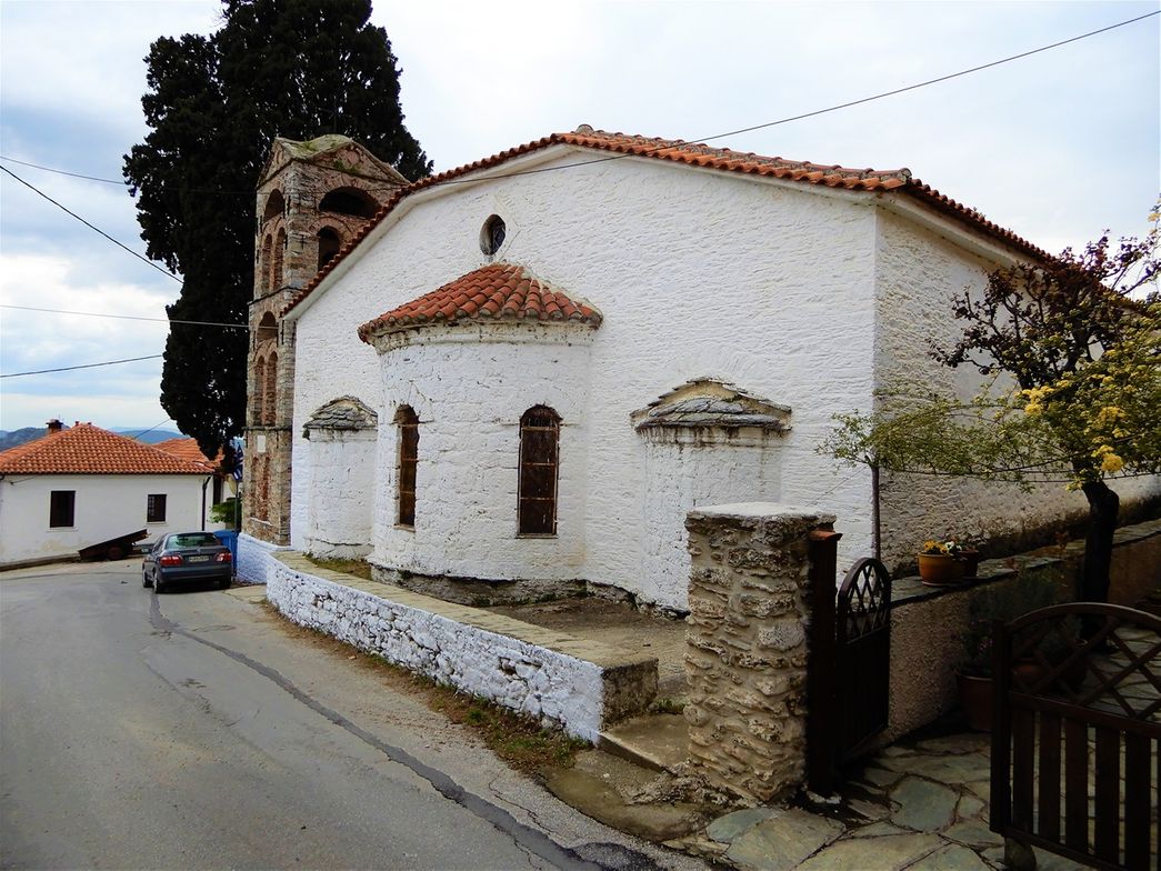 The parish church of Saint Paraskevi is a three-aisled basilica with a tower-shaped bell tower of the 17th century, a marvelous wood-carved iconostasis and frescoes painted in 1843-1852.