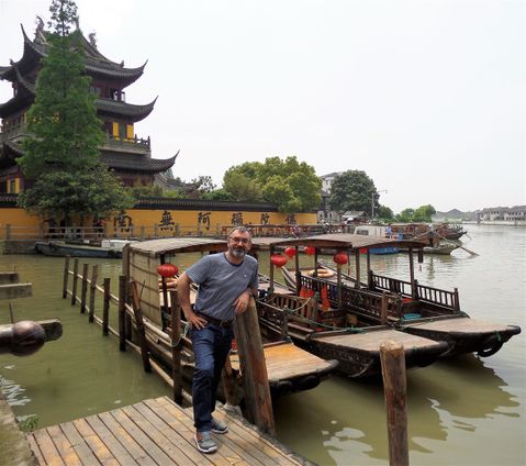 Qinghua Pavilion at the background.