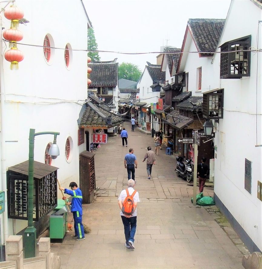 Coming down from Fangsheng Bridge towards the North street.