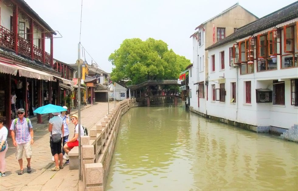 The wooden-covered Lanqiao Bridge (at the background).