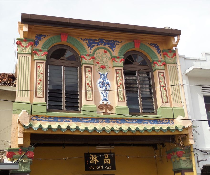 A building opposite Sri Poyyatha Vinayagar Moorthi Temple.