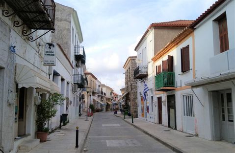 Episkopou Grigoriou Street, is the “market street”.