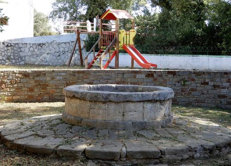 The second Venetian well, near the entrance of the town.