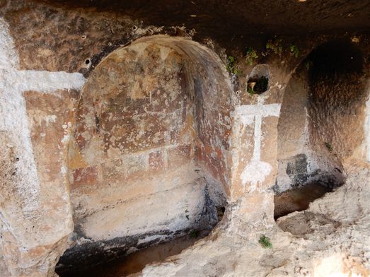 Ιnside the catacombs there are traces of old frescoes.