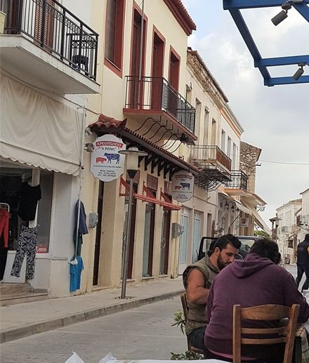 Alektor restaurant tables on the pavement of Episkopou Grigoriou street.