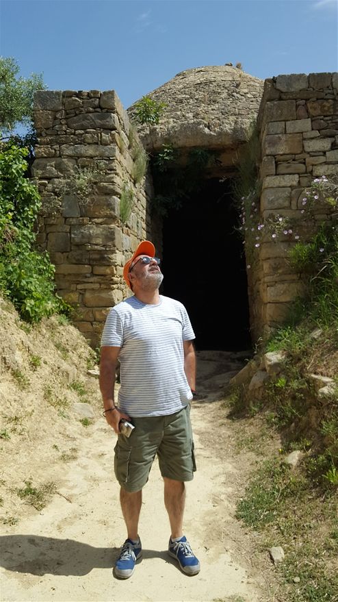 Me in front of the tomb.