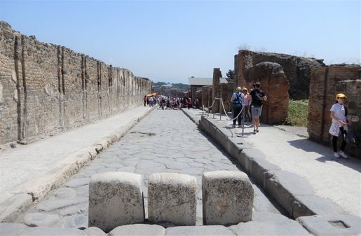 Via dell' Abbondanza.