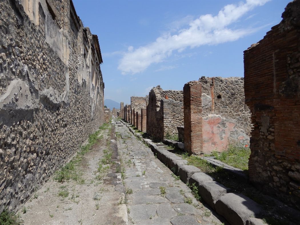 Vicolo di Eumachia.  This is a typical alley (vicolo) perpendicular to the main road, which is Via dell' Abbondanza.