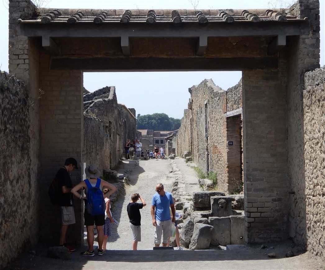 The arc over Via di Castricio.