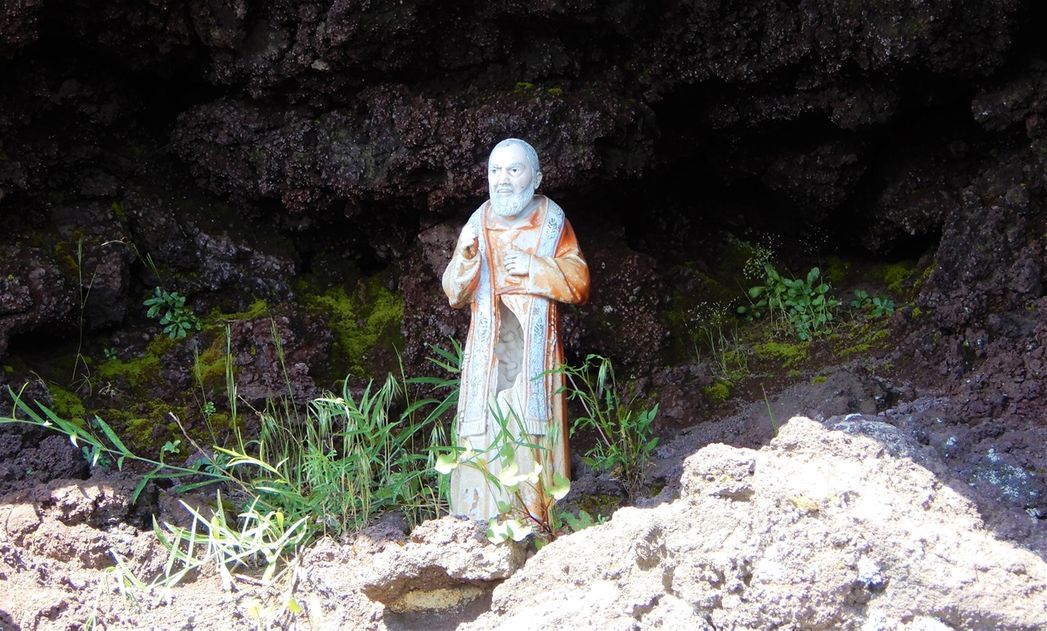 A statuette put in a niche by the trail.