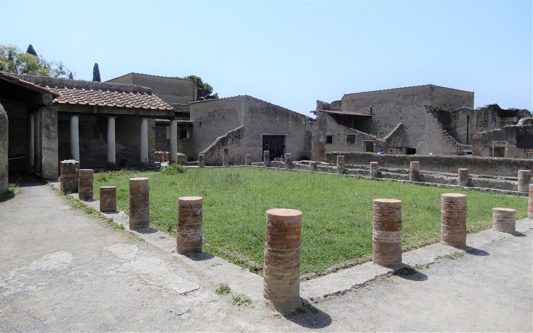 To the south the Central Bath complex is connected to the palaestra, an outdoor courtyard surrounded by porticos, with brick Ionic columns covered with stuccoes.