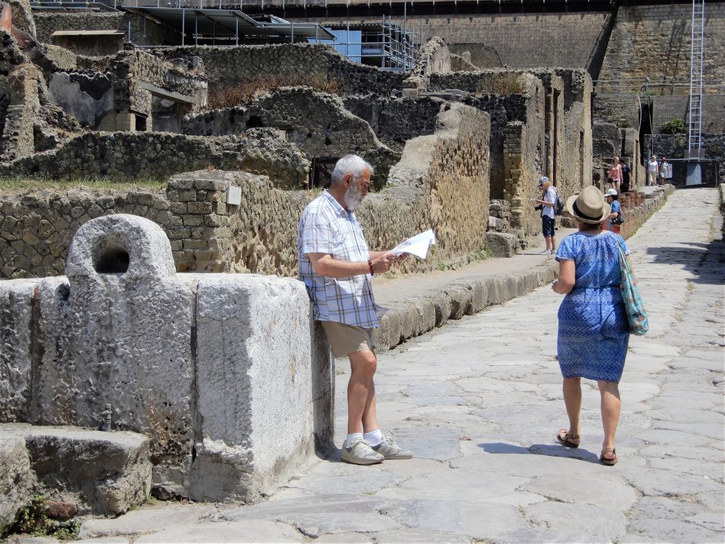 By the fountain at the intersection of Cardo V and Decumano Inferiore.