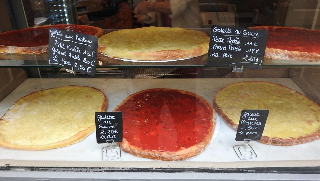 Tarte (galette) aux pralines and tarte aux sucre, a very peculiar tart, the taste of which reminds 