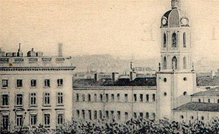 L'Hôpital de la Charité at the background.