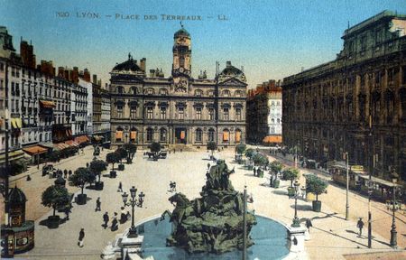 Place des Terreaux, in the interwar period (courtesy Bibliothèque municipale de Lyon).