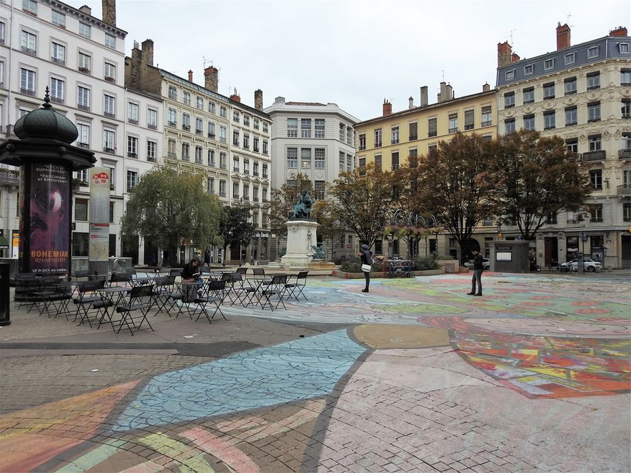 Rue Victor Hugo and Place Ampère.