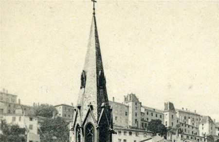 Passerelle St Georges, the church of Saint George (left) and the Fourvière hill (background).