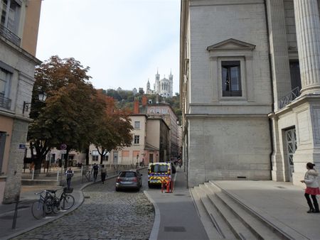 Rue de la Bombarde and the Palais de Justice on the right.