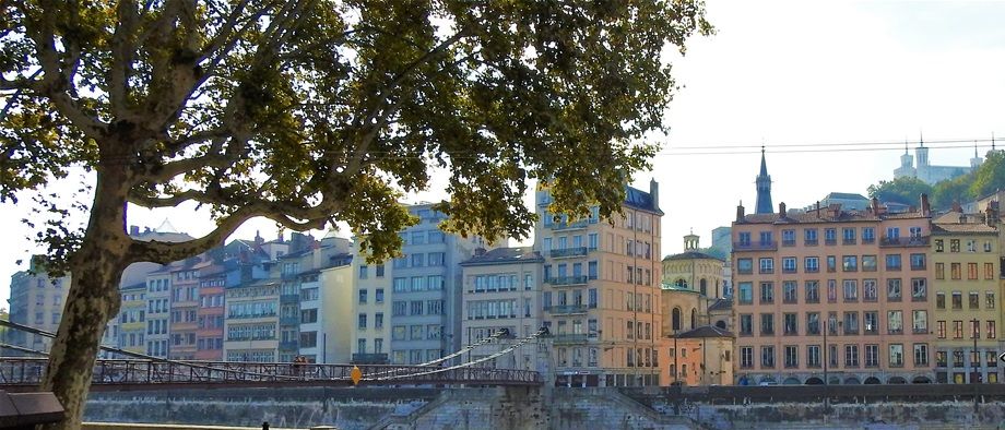 Passerelle Saint-Vincent and Saint-Paul quarter.