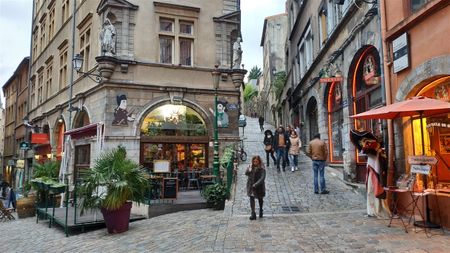 The Place de la Trinité, with Café du Soleil in the middle is the basic décor of the Guignol plays.