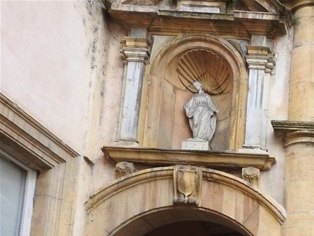 A courtyard as part of a traboule.