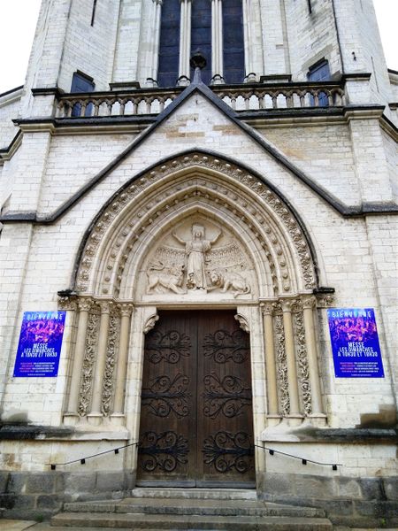 Eglise Sainte Blandine is located at Place de l’Hippodrome, at the lower part of Presqu’île.