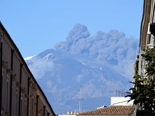 The 24 December 2018 eruption photographed by me (Catania) from Castelo Ursino.