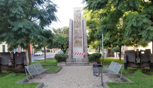 Piazza Micale and its monument.
