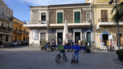 “Pizzeria La Luna” at Piazza Castello.
