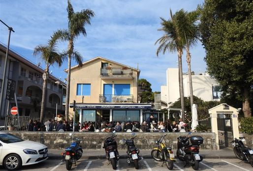 Mythos Bar.
